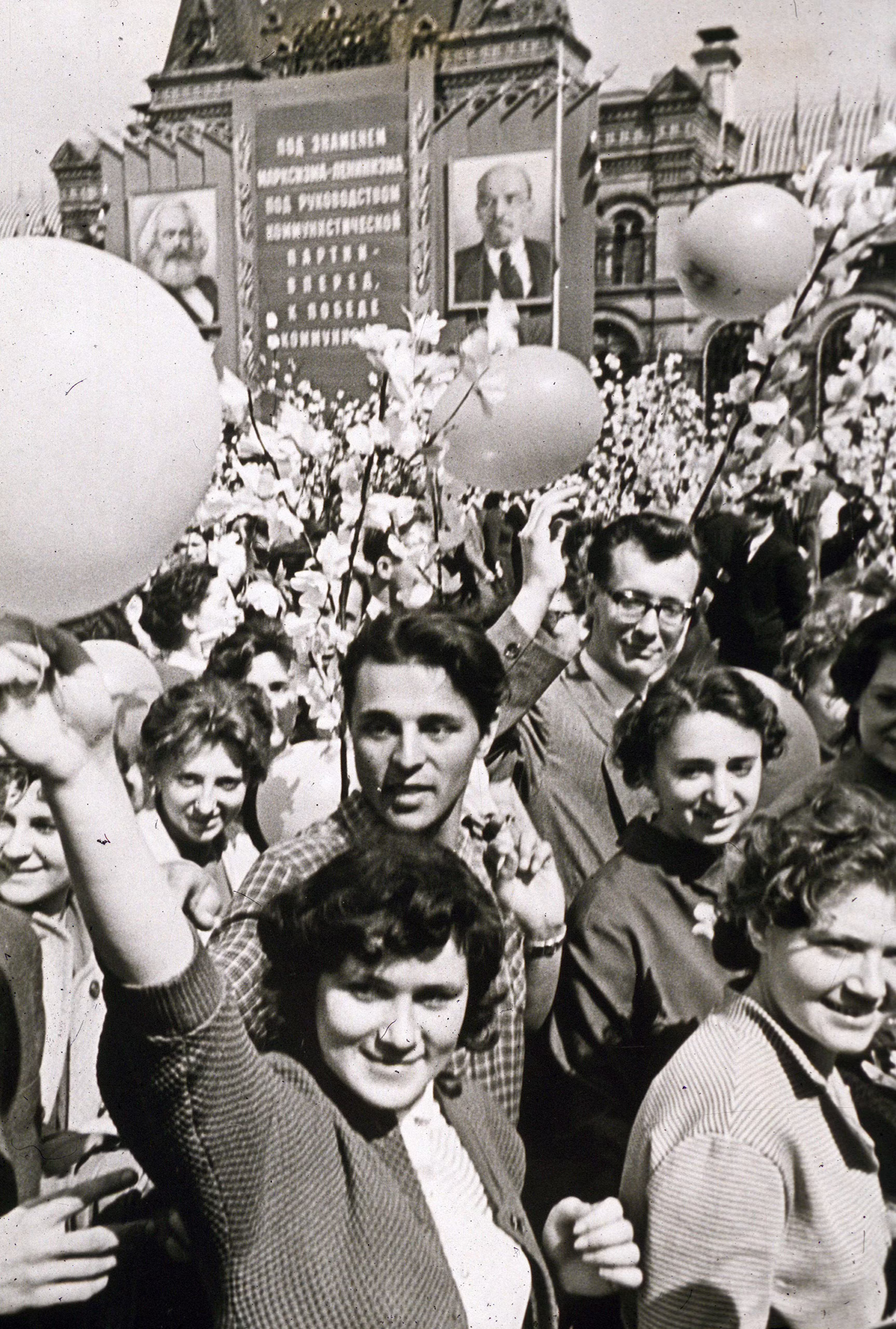 perche si festeggia il primo maggio | uomini e donne in festa con palloncini