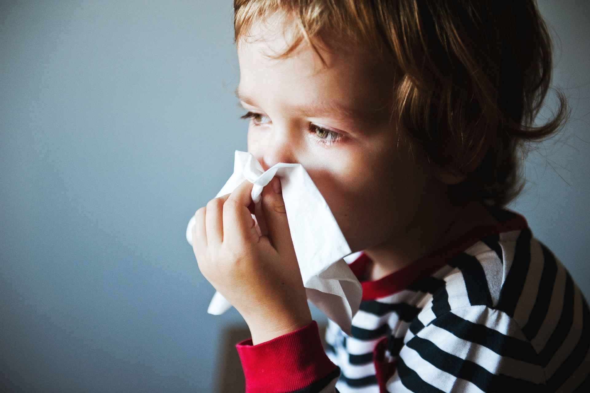 Perché cola il naso quando mangiamo cibi caldi o piccanti | Bambino con fazzoletto poiché gli sta colando il naso