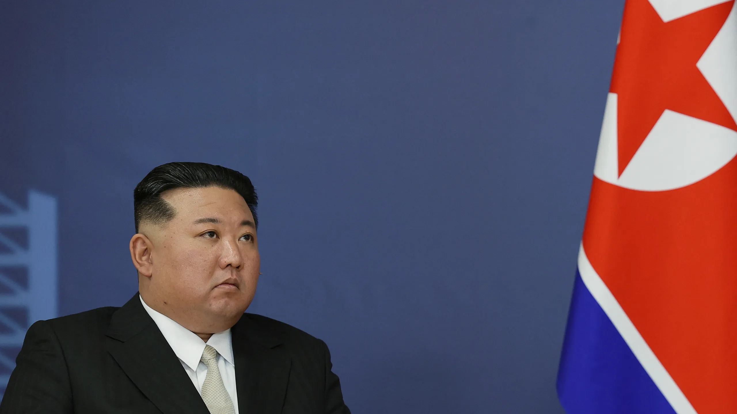 Kim Jong-Un e la bandiera ufficiale della Corea del Nord | Perché la Corea del Nord è isolata