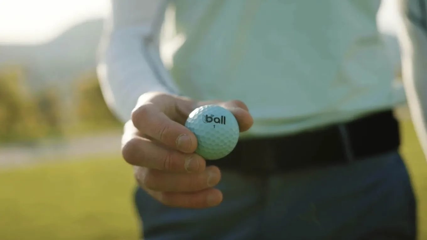 Perché le palle da golf hanno le fossette | Un uomo con pallina da golf