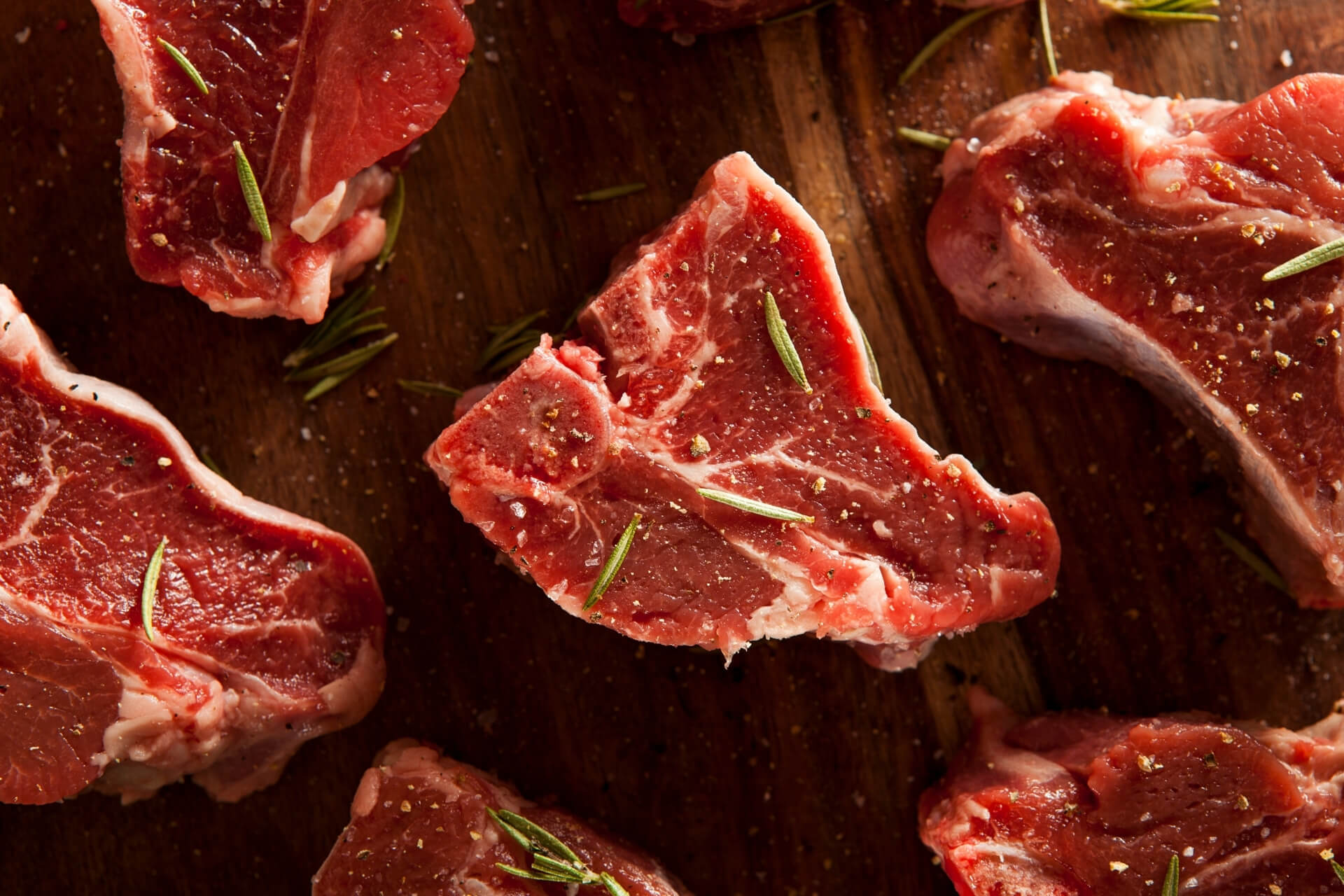 Carne rossa adagiata su un tagliere | Perché non si mangia carne il Venerdi