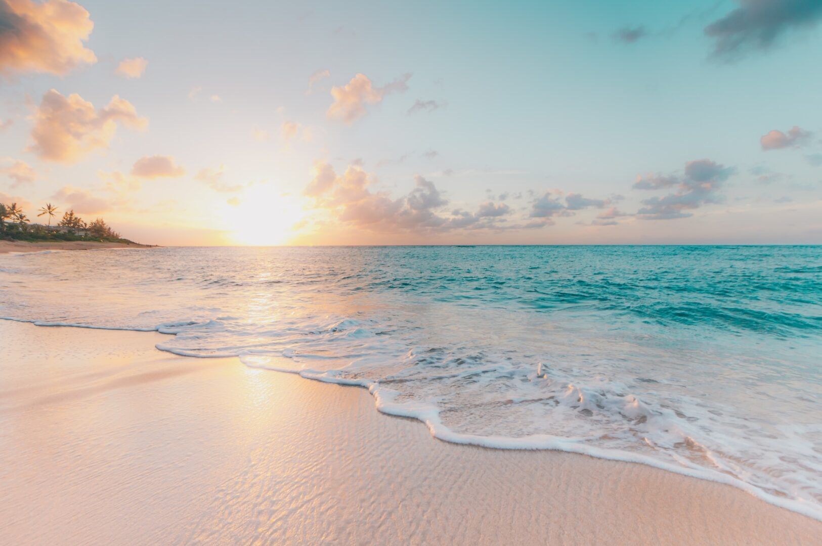 perche il mare e salato | Spiaggia soleggiata con acqua di mare cristallina