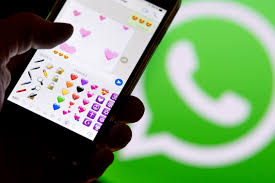 perche le v di whatsapp diventano blu | smartphone con sfondo del logo di whatsapp