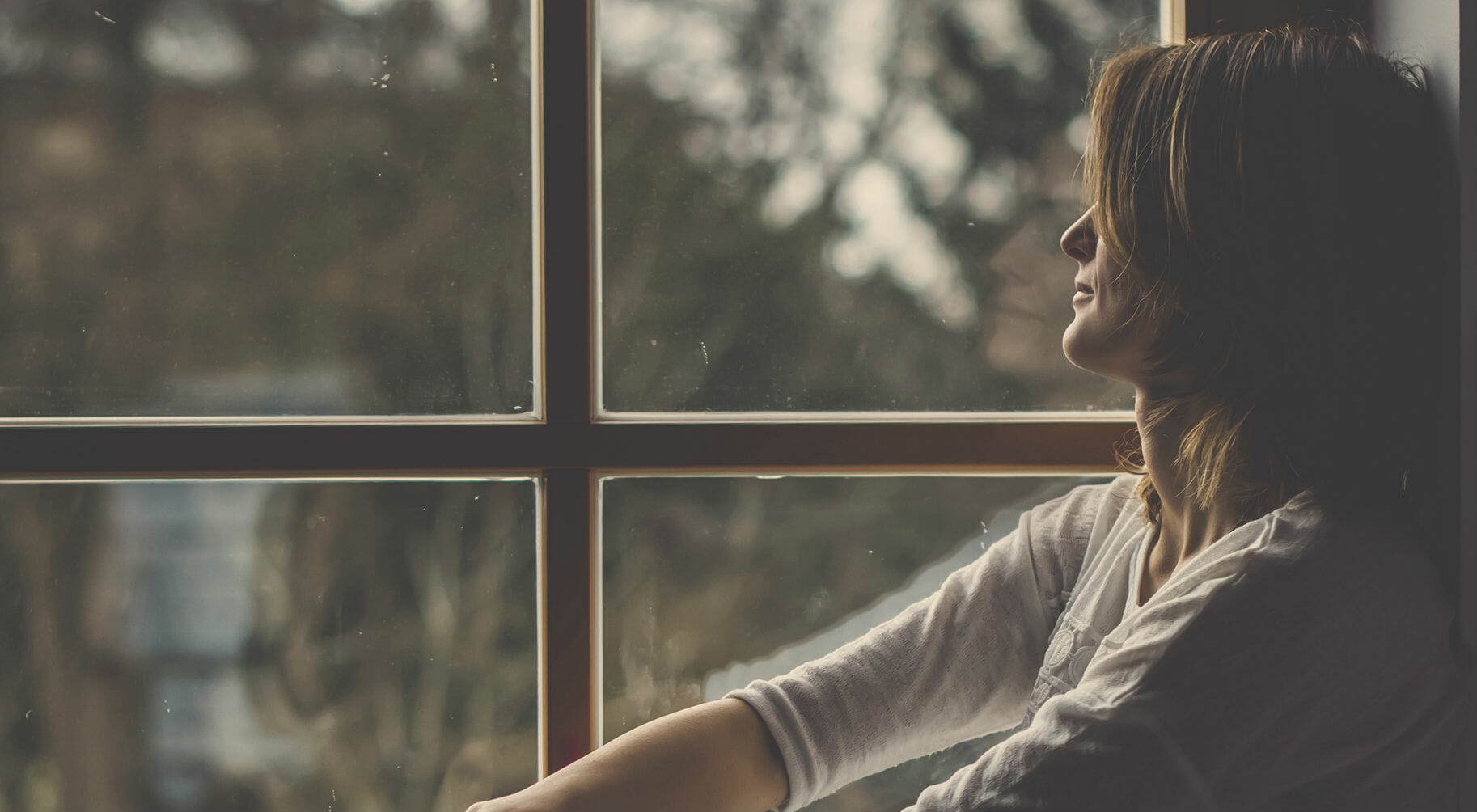 perche lui non si fa piu sentire | donna che guarda fuori dalla finestra