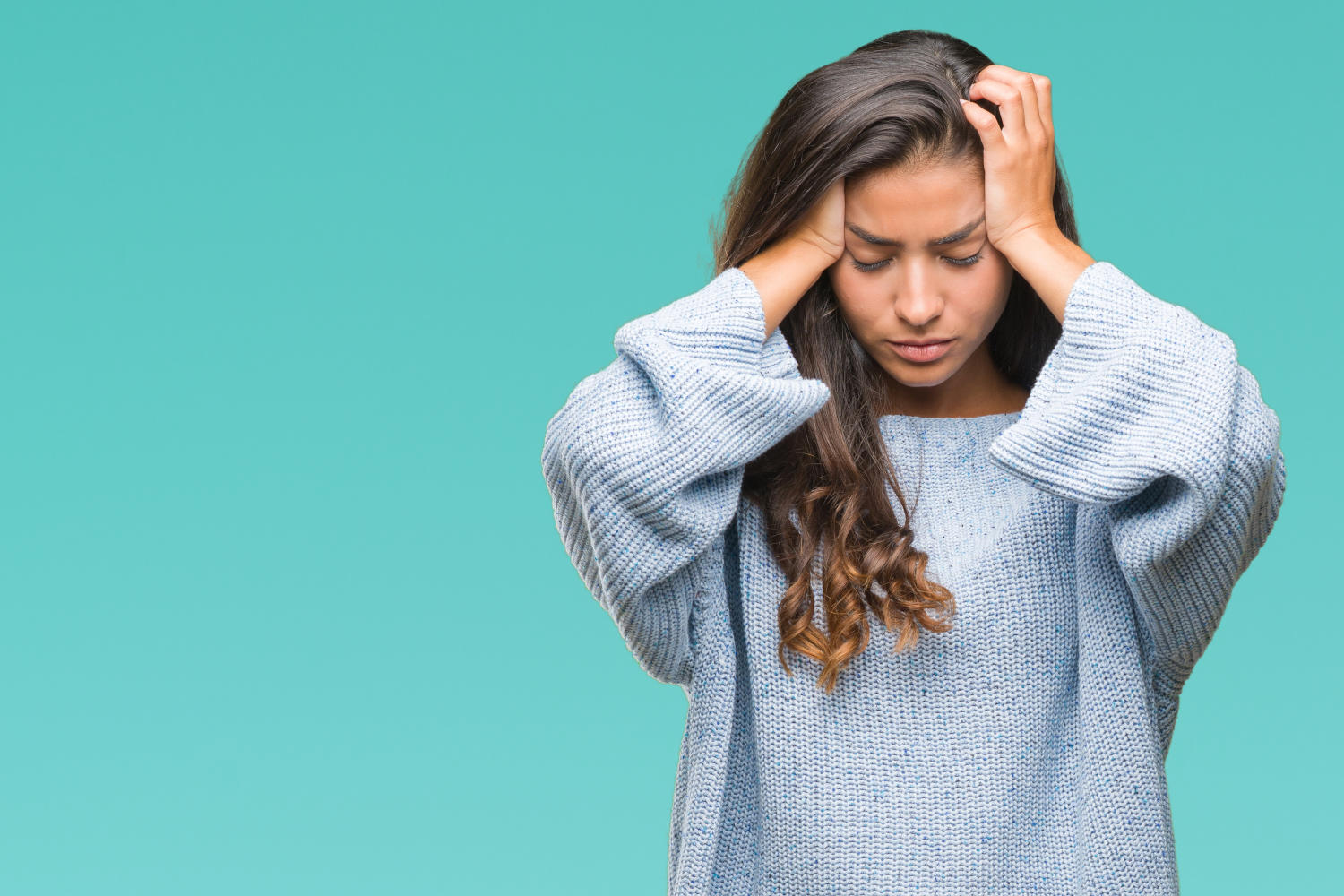perche non viene il ciclo | donna preoccupata con le mani tra i capelli