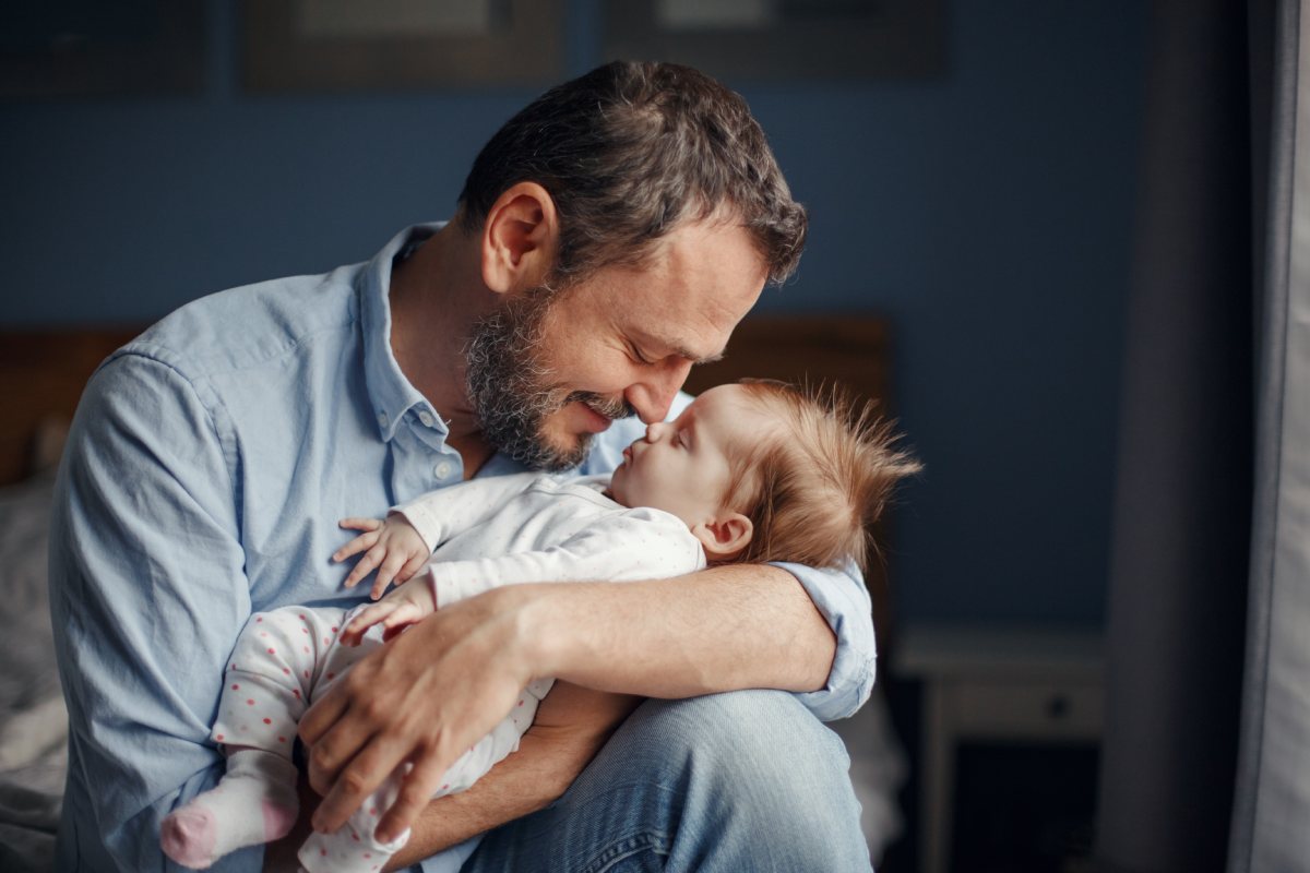 perche si cullano i bambini | padre che culla il figlio
